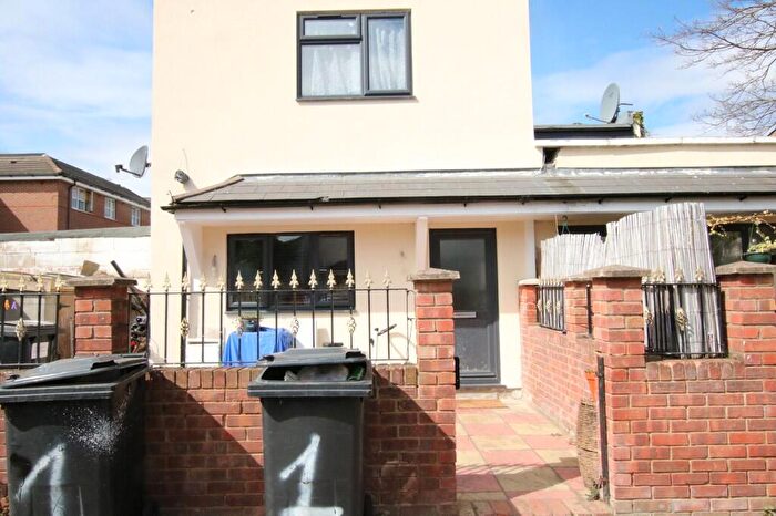 Flat To Rent In Villiers Road, Willesden, NW2