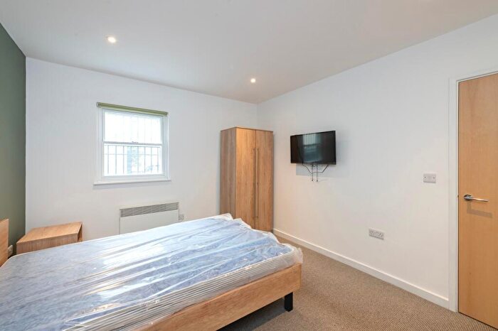 2 Bedroom Flat To Rent In Saint James's Parade, Bath, BA1