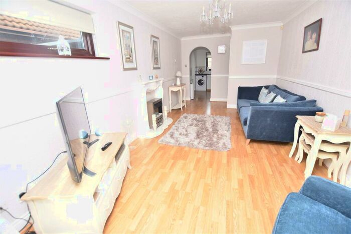 2 Bedroom Detached Bungalow For Sale In Paarl Road, Canvey Island, SS8