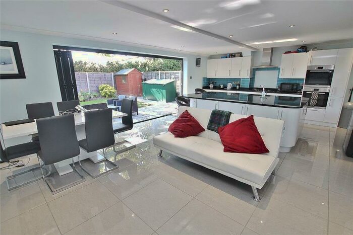 4 Bedroom Detached House To Rent In Knaphill, GU21