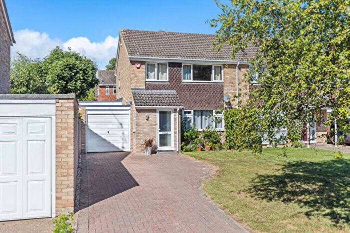 3 Bedroom Semi-Detached House For Sale In Ward Close, Wokingham, RG40