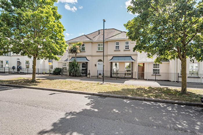 4 Bedroom Link Detached House For Sale In Eastbury Way, Swindon, SN25