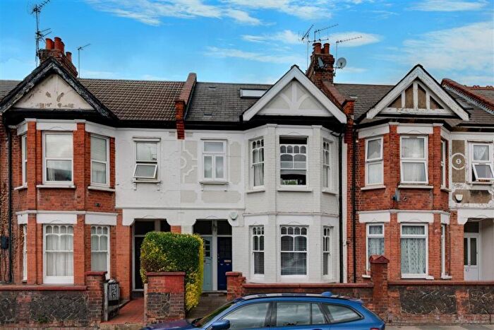 2 Bedroom Maisonette For Sale In Mora Road, Cricklewood, NW2