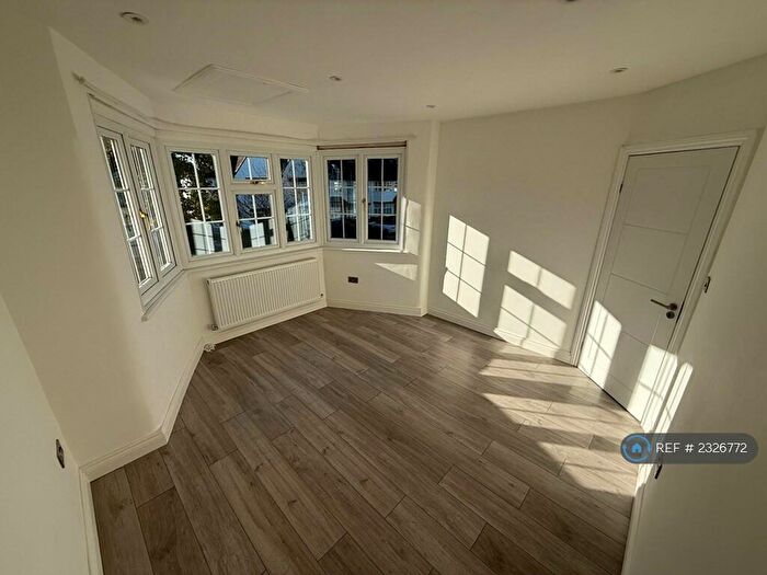 3 Bedroom Flat To Rent In Hervey Close, London, N3