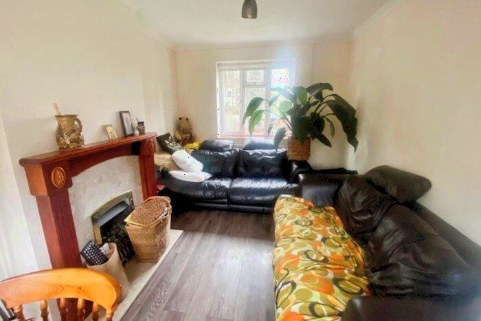 2 Bedroom Property To Rent In Nell Gwynne Close, Ascot, SL5