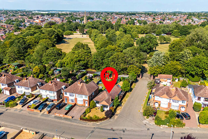 2 Bedroom Detached Bungalow For Sale In Hall Avenue, Rushden, NN10