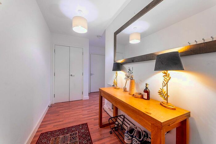 2 Bedroom Flat To Rent In Bloemfontein Road, White City, London, W12