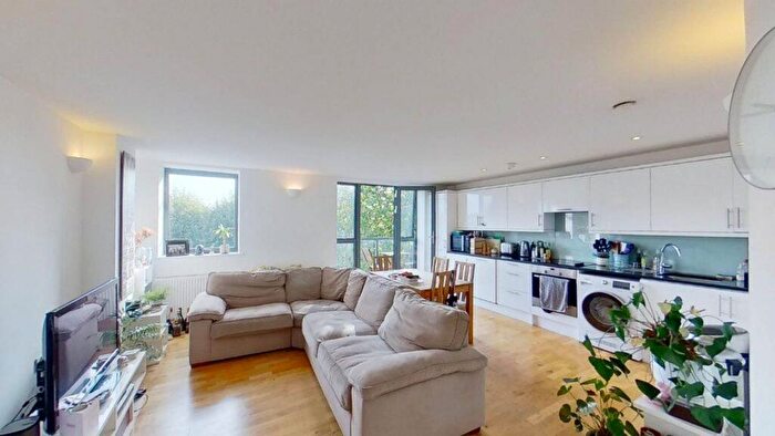 3 Bedroom Flat For Sale In Queensbridge Road, Haggerston, London, E8