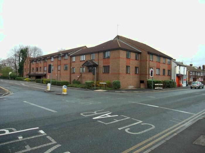 1 Bedroom Flat To Rent In Linden Place, Fairfield Avenue, Staines, TW18