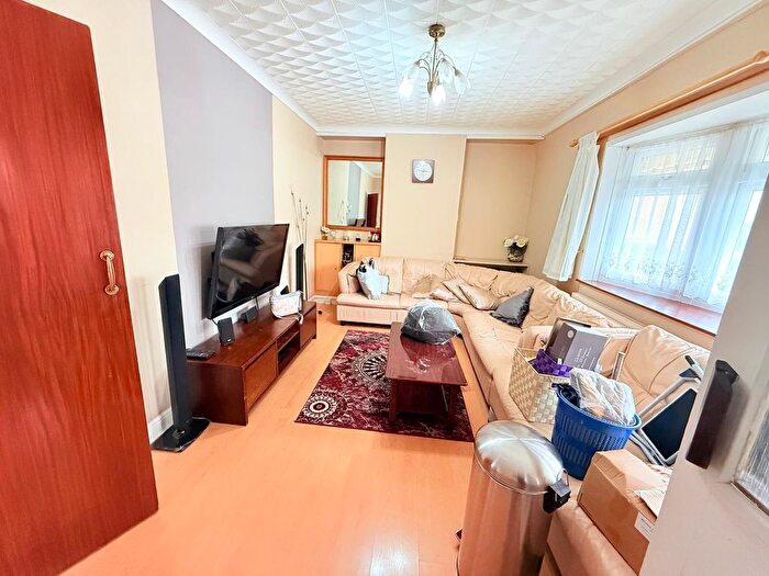 3 Bedroom End Of Terrace House To Rent In Chadway, Dagenham, RM8