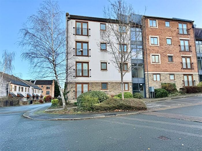 2 Bedroom Apartment For Sale In Greenlea Court, Huddersfield, HD5