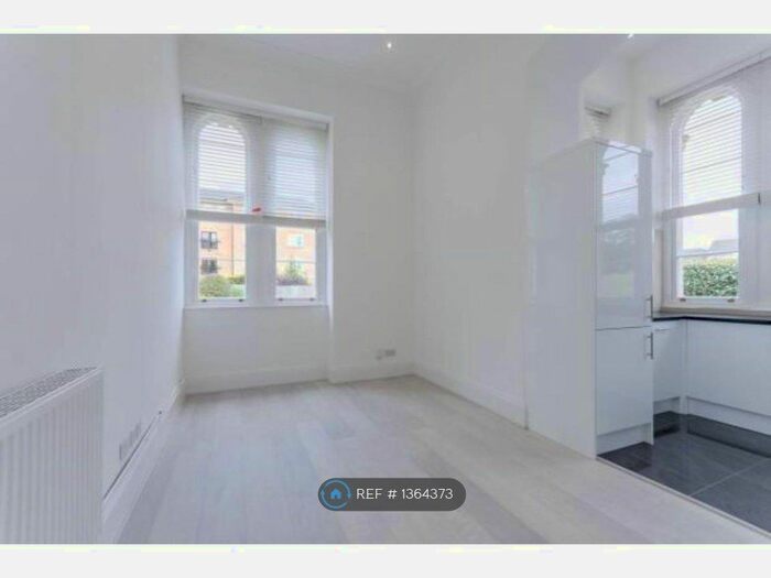 2 Bedroom Flat To Rent In Princess Park Manor, London, N11