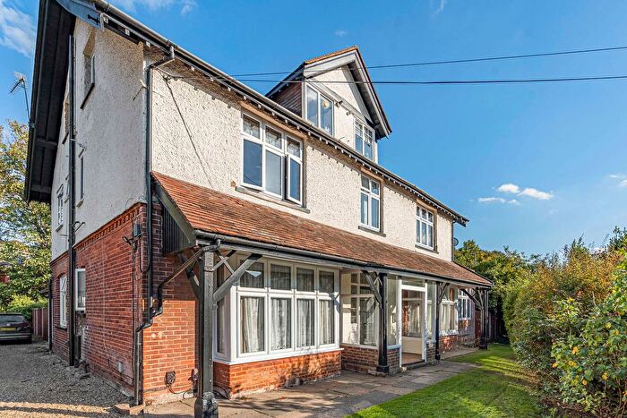 1 Bedroom Flat For Sale In Highfield Road, West Byfleet, Surrey, KT14