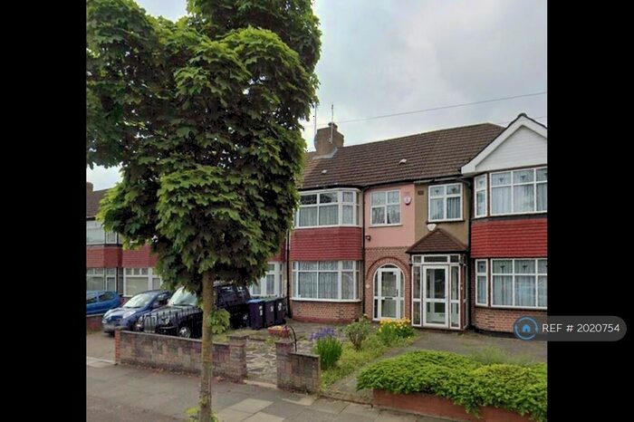 4 Bedroom Terraced House To Rent In The Fairway, Edmonton, N13