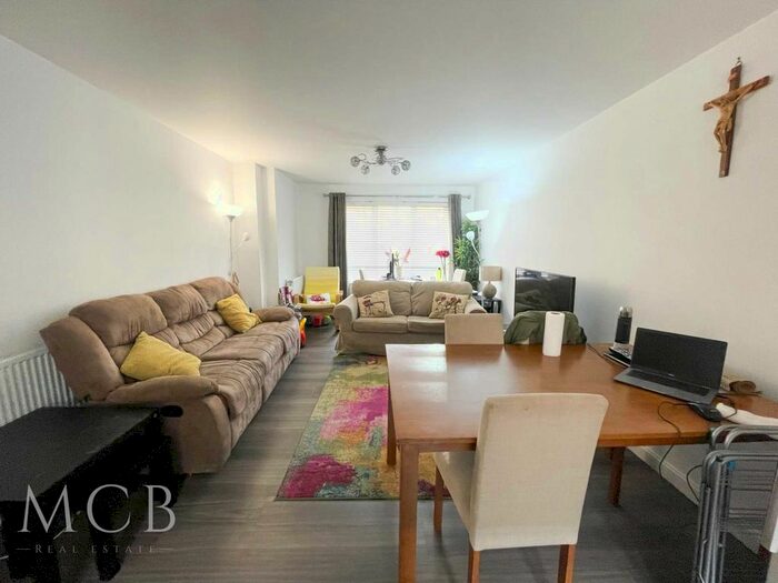 2 Bedroom Flat To Rent In Kenyon Way, Langley, SL3