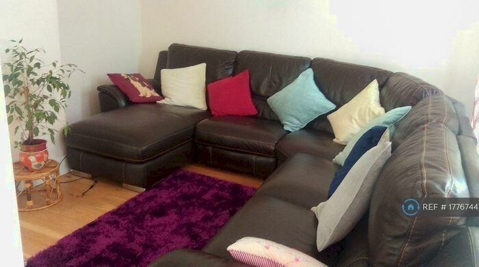 3 Bedroom Terraced House To Rent In Hornbeam Road, Reigate, RH2