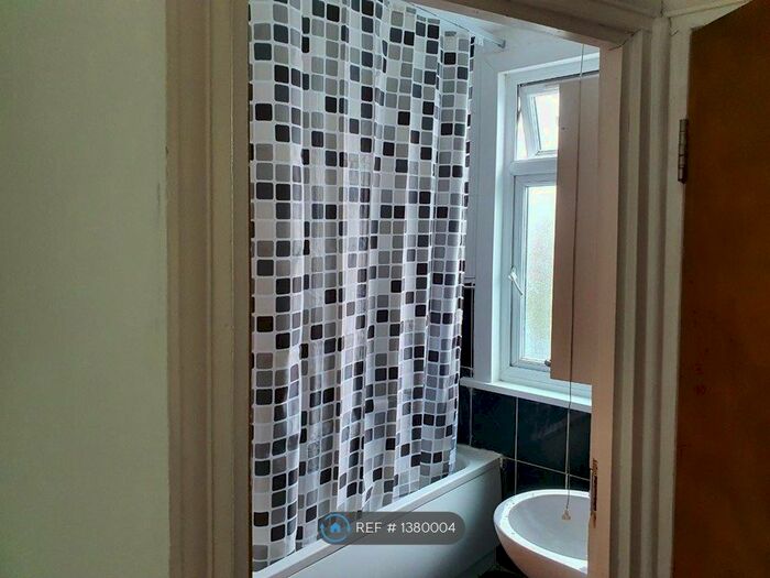 6 Bedroom Semi-Detached House To Rent In St Andrews Road London, London, E13