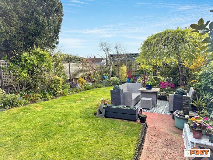 4 Bedroom Detached House For Sale In Sea Grove Avenue, Hayling Island, PO11