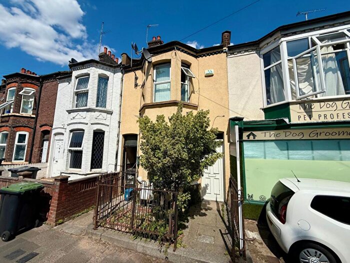 3 Bedroom Terraced House For Sale In Old Bedford Road, Luton, LU2