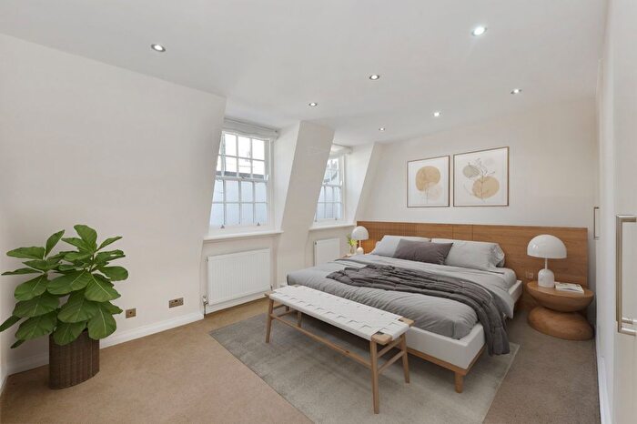3 Bedroom Mews To Rent In Wilton Row, London, SW1X