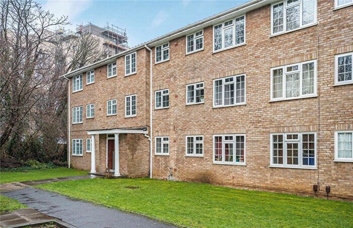 3 Bedroom Flat For Sale In Swallow Close, Staines-Upon-Thames, Surrey, TW18