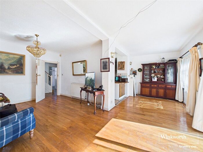 4 Bedroom Detached House For Sale In Queens Walk, Kingsbury, London, NW9