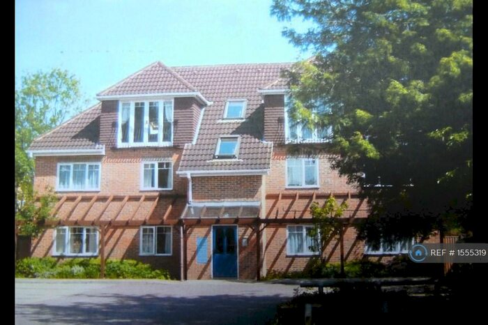 2 Bedroom Flat To Rent In Yorktown Road, Sandhurst, GU47