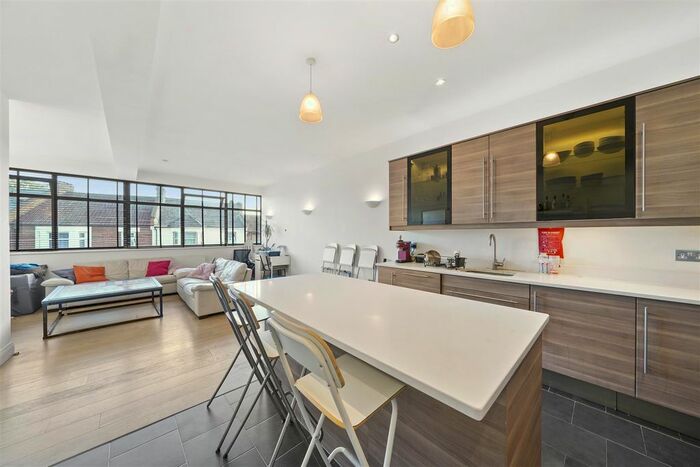 4 Bedroom Flat To Rent In Villiers Road, London, NW2