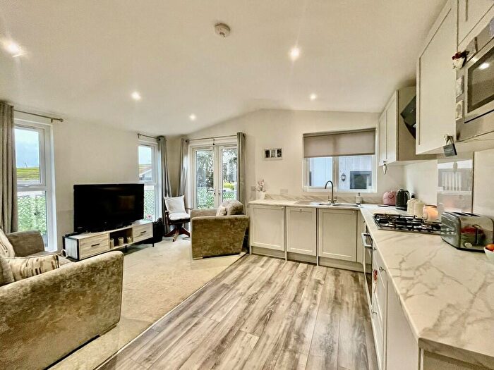 2 Bedroom Mobile Home For Sale In Manor Court, Biggleswade, SG18