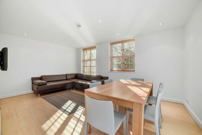2 Bedroom Flat To Rent In Corringway, London, NW11