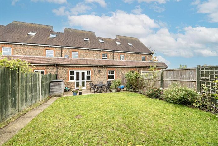 4 Bedroom House For Sale In Hilltop Walk, Harpenden, AL5