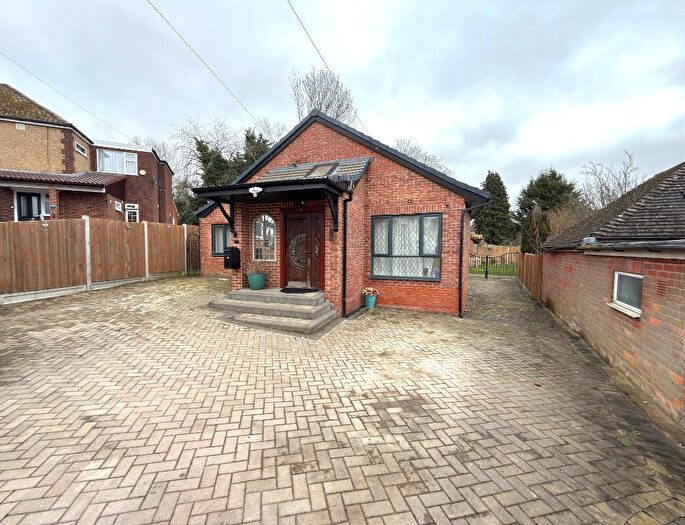 3 Bedroom Detached Bungalow For Sale In Preston Gardens, Round Green, Luton, Bedfordshire, LU2