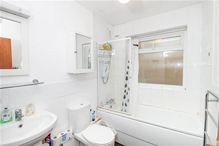 2 Bedroom Flat To Rent In Selbridge Court, Wimbledon, SW19