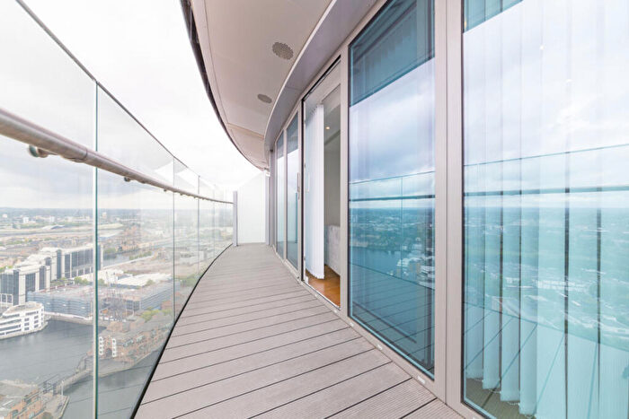 Flat To Rent In Crossharbour Plaza, Canary Wharf, E14