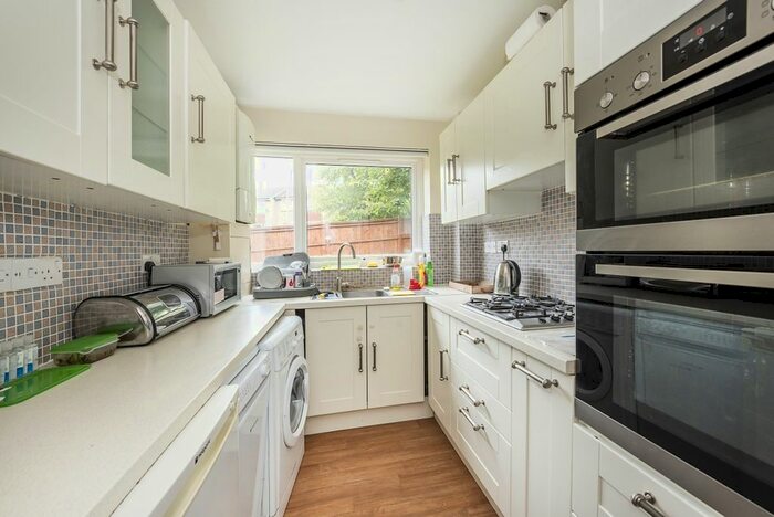 2 Bedroom Flat To Rent In Cranes Park Avenue, Surbiton, KT5