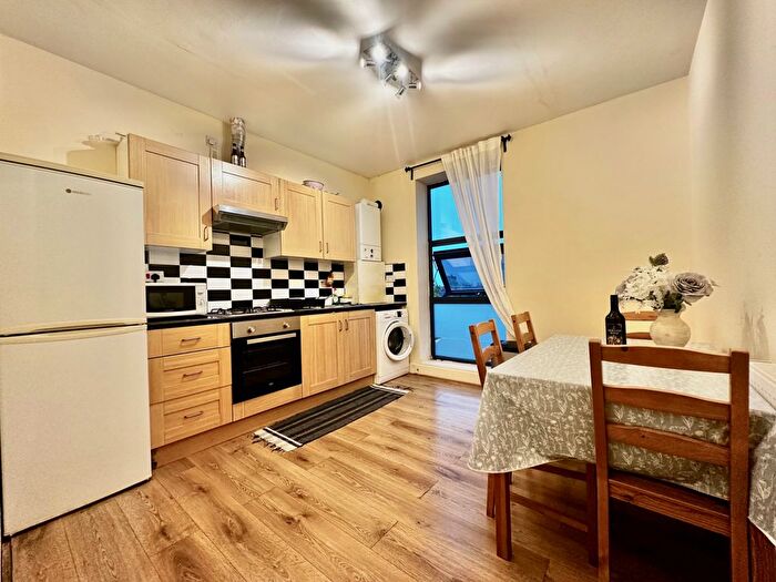 2 Bedroom Flat To Rent In Caxton Road, London, SW19