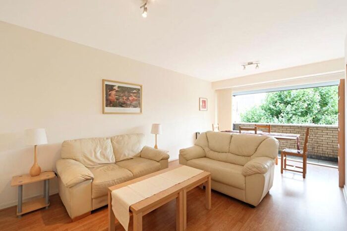 2 Bedroom Flat To Rent In The Colonnades, Notting Hill, W2