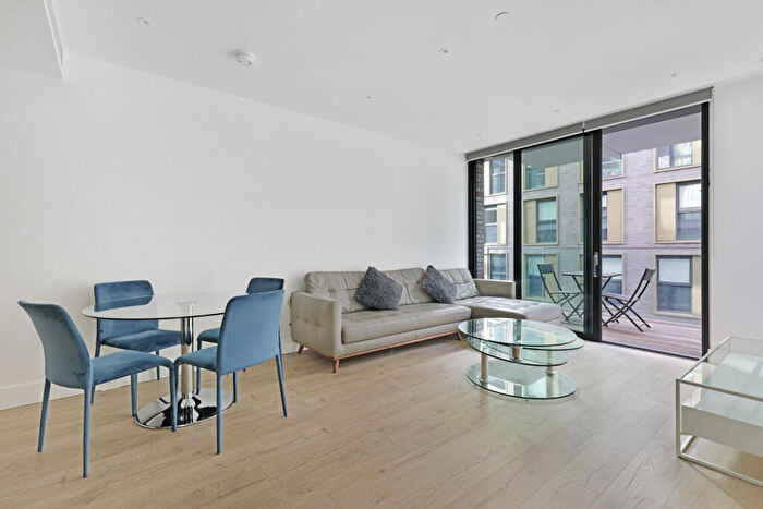 2 Bedroom Flat To Rent In Piazza Walk, Aldgate, E1