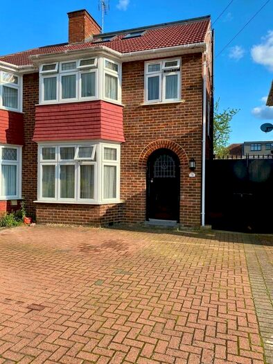 5 Bedroom Semi-Detached House To Rent In Tintern Avenue, London, NW9
