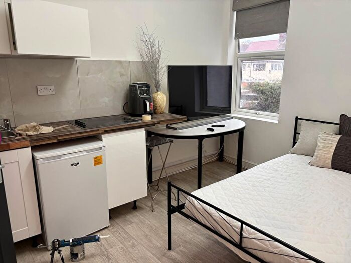 Studio To Rent In West Hendon Broadway, London, NW9