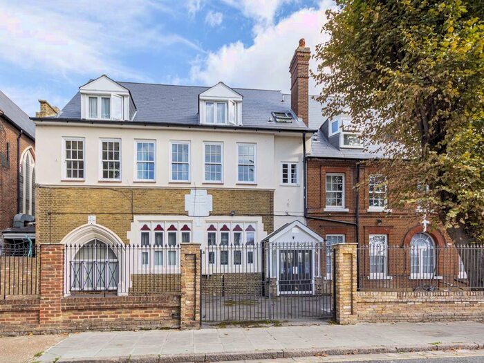 3 Bedroom Flat To Rent In Cobourg Road, London, SE5