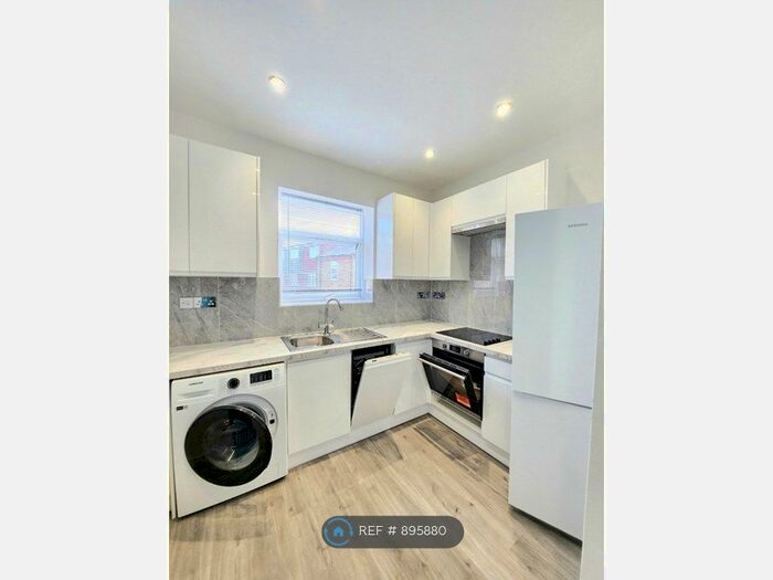 3 Bedroom Flat To Rent In Richmond Road, Kingston Upon Thames, KT2