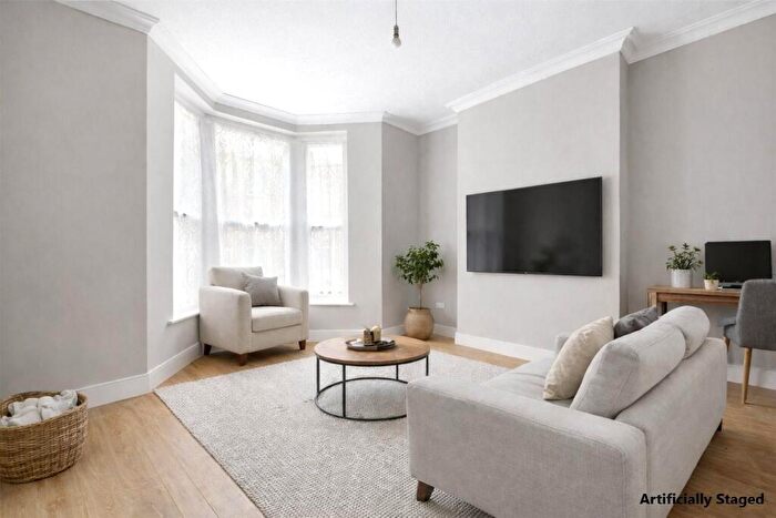 2 Bedroom Flat For Sale In Narford Road, London, E5