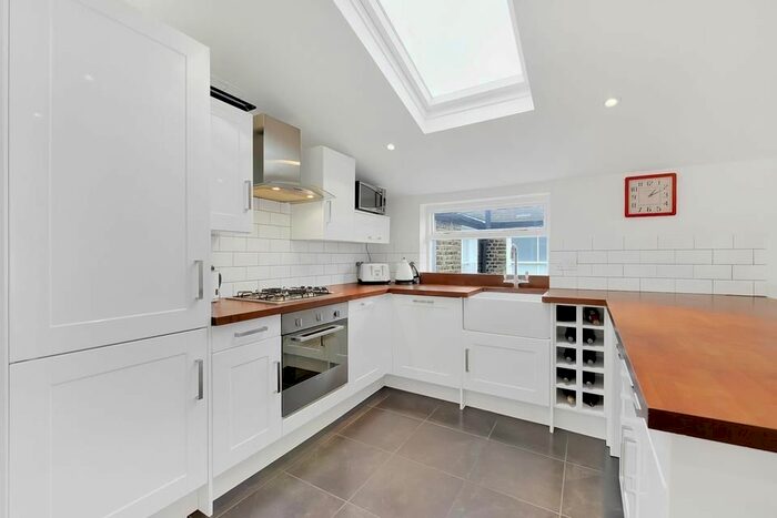2 Bedroom Flat To Rent In Louisville Road, London, SW17