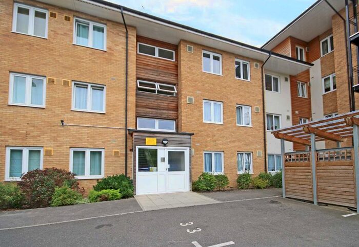 2 Bedroom Flat To Rent In Bennett Close, Hounslow, TW4