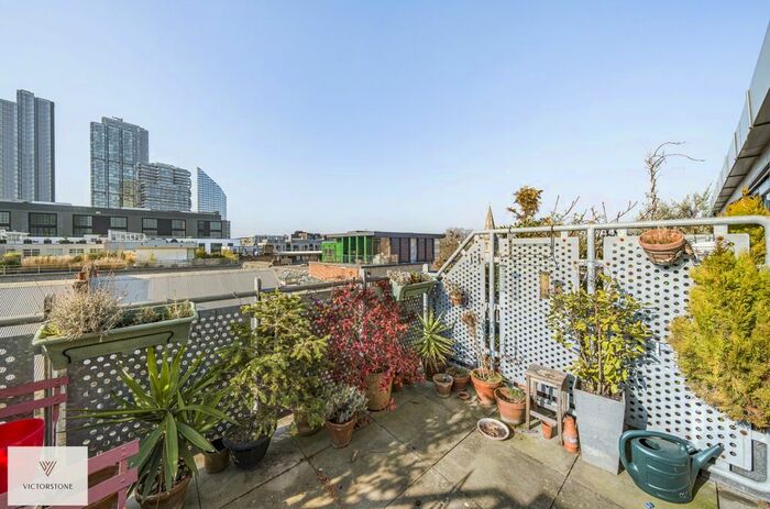 2 Bedroom Flat To Rent In Oakleigh Court, Murray Grove, Shoreditch, London, N1