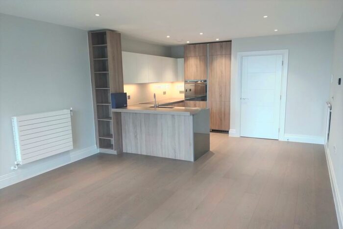 2 Bedroom Apartment To Rent In Hamond Coiurt, KT2