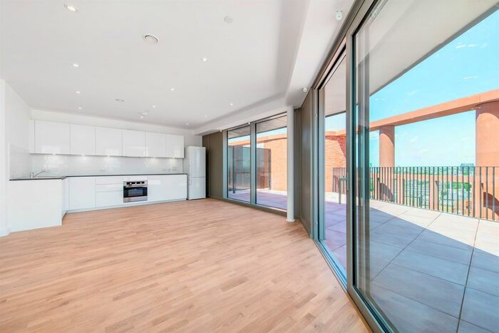 3 Bedroom Flat To Rent In Kingsland Road, London, E8