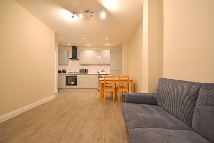 2 Bedroom Flat To Rent In Mitcham Road, Tooting, London, SW17