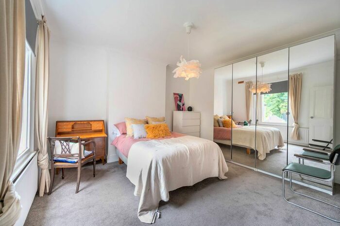 3 Bedroom Flat To Rent In Acton Lane, Harlesden, London, NW10